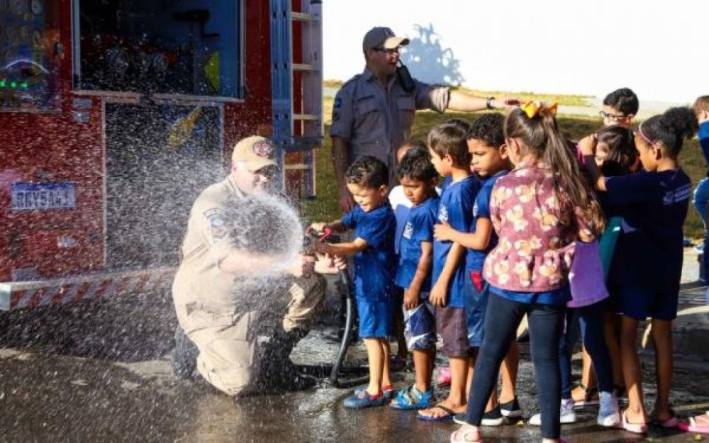 Bombeiros realizam instruções de prevenção e combate a incêndios nas escolas municipais