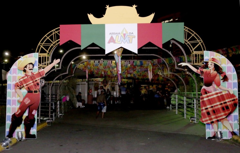 Comidas típicas, apresentação musical, dança e muita diversão no Arraial da ALMT