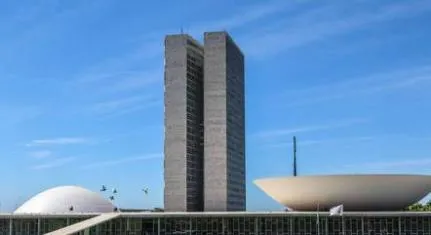 Senado aprova projeto que favorece políticos condenados pela Ficha Limpa