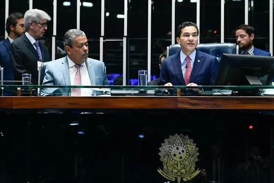 Congresso promulga PEC que livra partidos de multas e altera cotas raciais