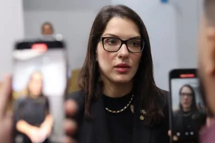 MDB alega 'quebra de prinicípio' e propaganda com Janaina é derrubada