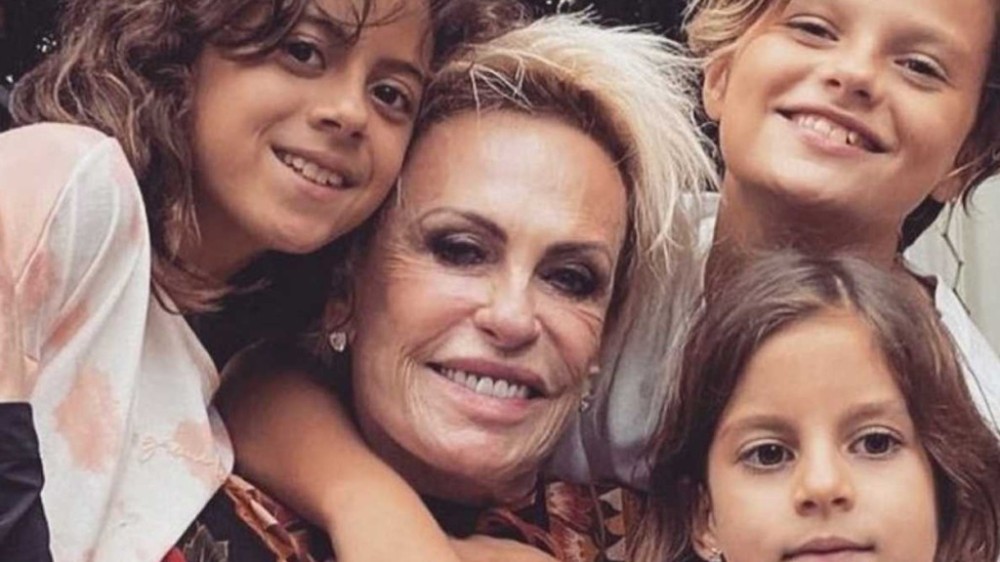 Filha de Ana Maria Braga registra visita da mãe com os netos: ‘Colo de avô, colo de avó’
