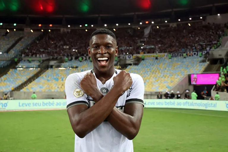 Familiares de Paquetá fizeram transferências de R$ 40 mil para jogador do Botafogo