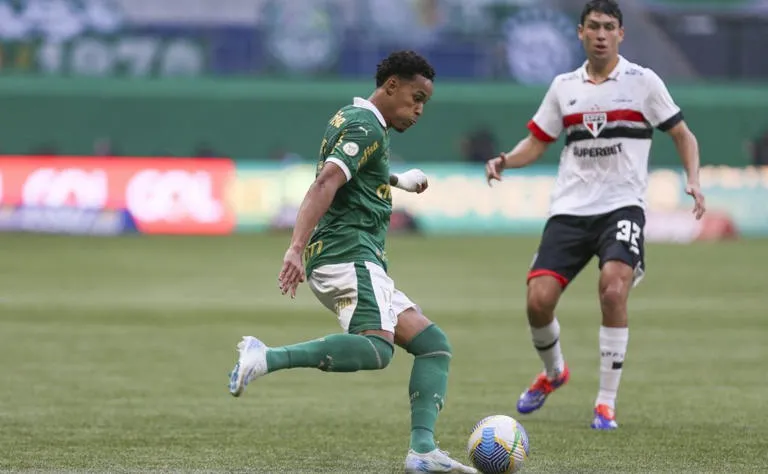 Palmeiras pode fechar novo acordo com atacante ex-Flamengo aprovado por Abel Ferreira