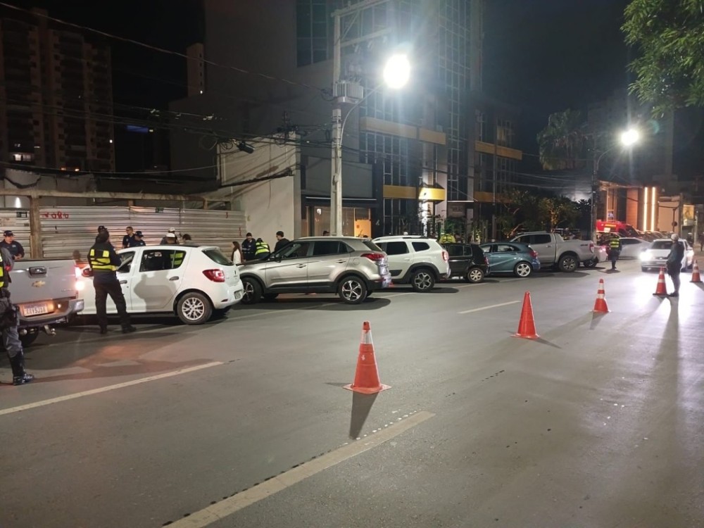 Operação Lei Seca prende 14 motoristas embriagados e remove 50 veículos na noite desta quarta-feira (27)