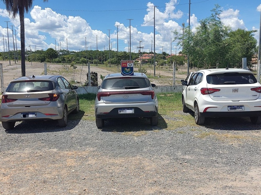 PM recupera três veículos furtados de locadora em Cuiabá e prende duas pessoas