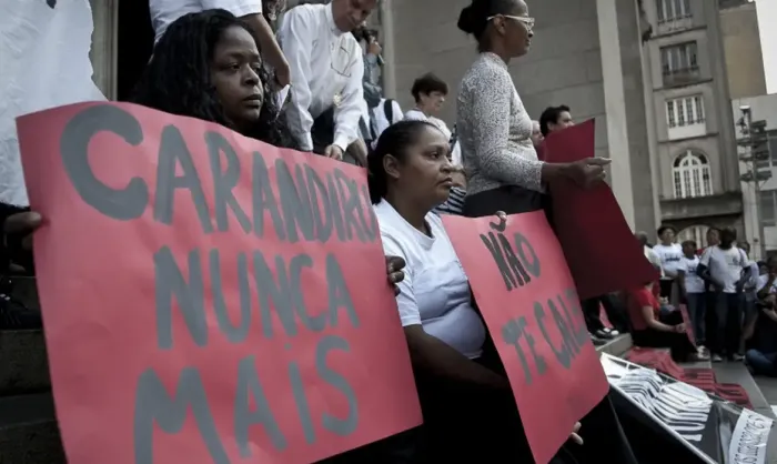 Justiça de SP extingue penas de policiais pelo massacre do CarandiruRepressão policial a uma rebelião resultou na morte de 111 detentos