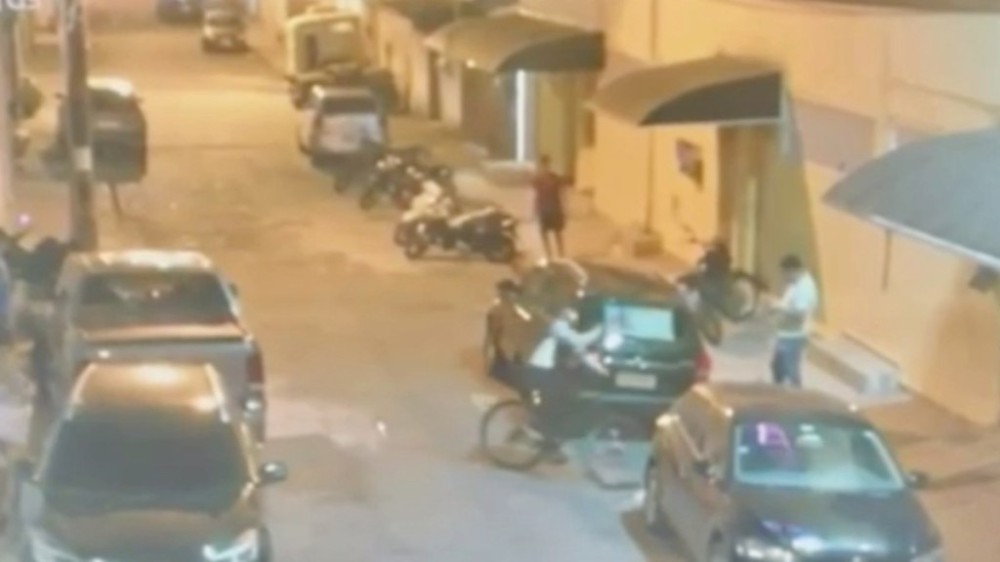 Vídeo mostra execução de pré-candidato e fuga de suspeito em Guarujá