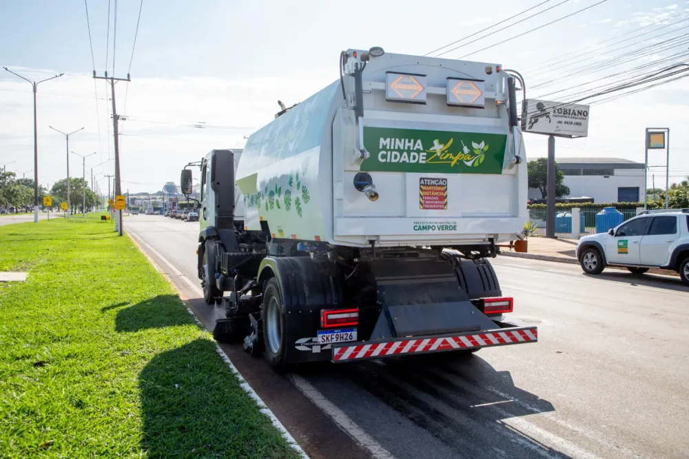 Prefeitura reforça serviço de limpeza pública com caminhão varredor