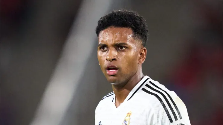 Lesão de Rodrygo acende alerta no Real Madrid e demissão é discutida de última hora Camisa 11 do time merengue está fora do jogo contra o Barcelona