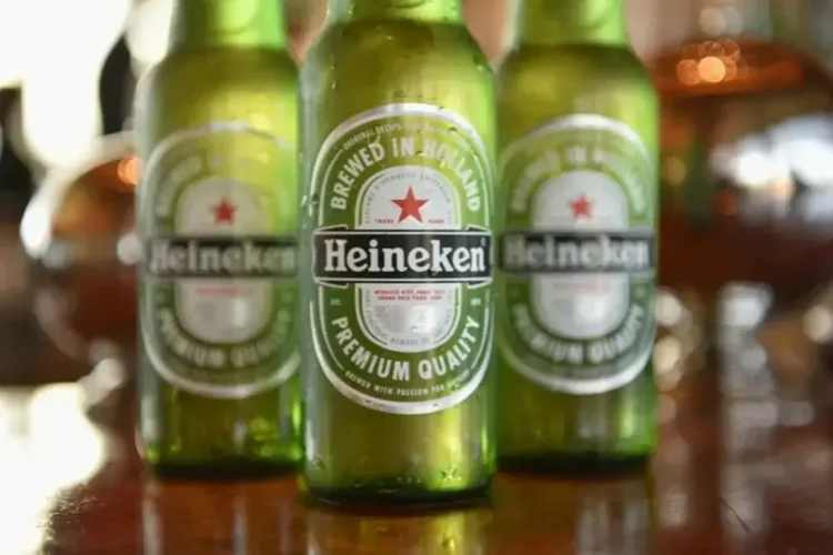 A Heineken cresceu menos que o esperado no Brasil. Mas isso não é uma boa notícia para Ambev Números da operação brasileira reportados pelo grupo holandês sugerem que a Petrópolis está conseguindo ganhar fatias do mercado e complicando o ambiente para reajustes de preços, aponta o Itaú BBA