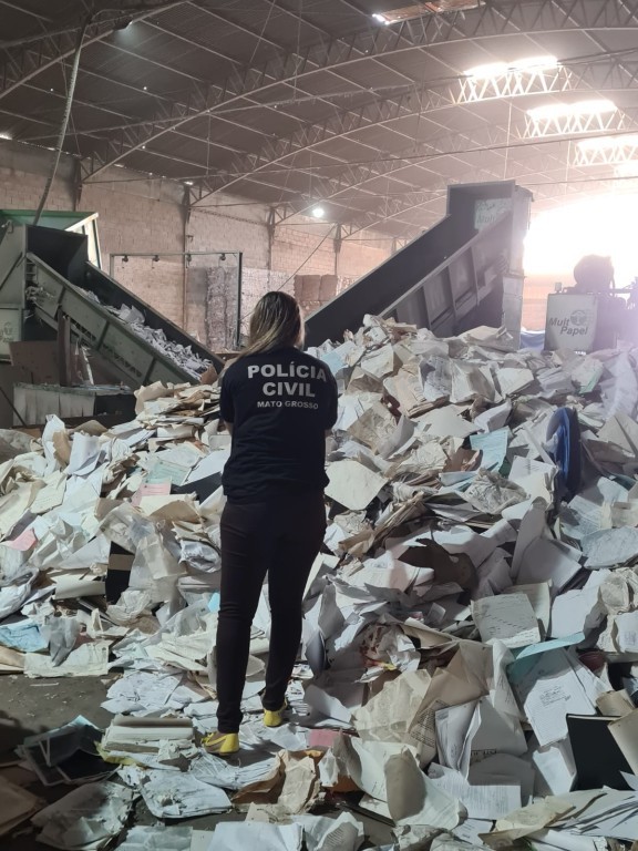 Polícia Civil descarta 3,5 toneladas de documentos que perderam a validade