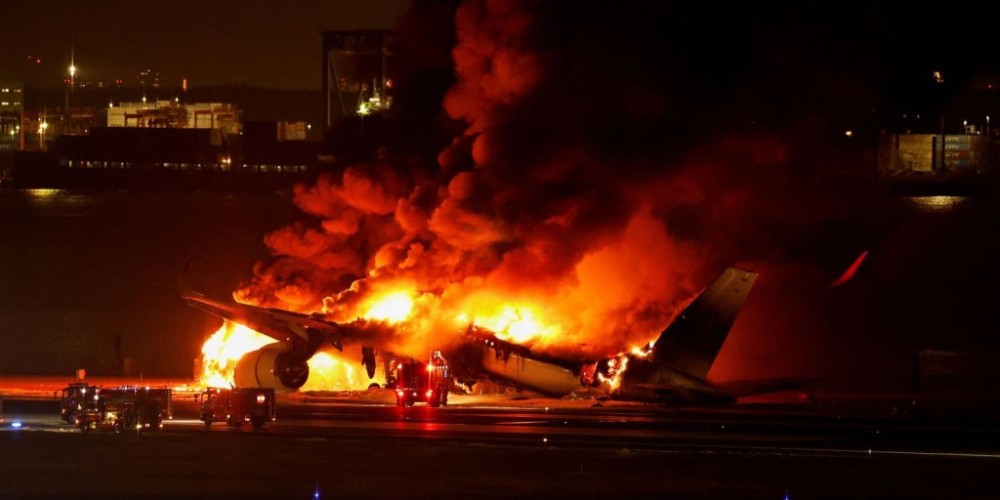 Cinco pessoas morrem após colisão de aeronaves em aeroporto de Tóquio