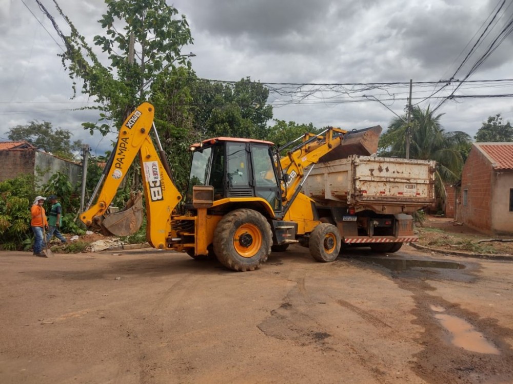 Prefeitura inicia mutirão de limpeza nos residenciais Edelmina Querubim e Carlos Bezerra II