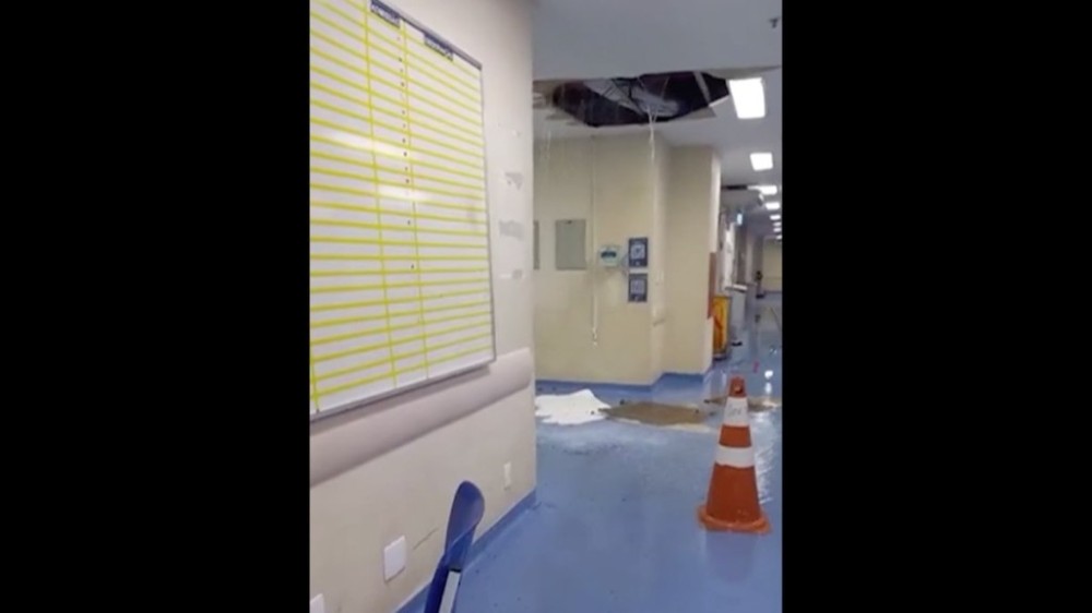 Vídeo: teto de hospital desaba durante fortes chuvas no Rio