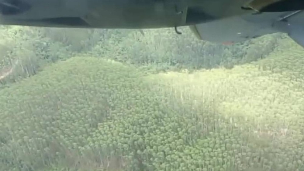 Helicóptero desaparecido: bombeiros se preparam para buscas por terra