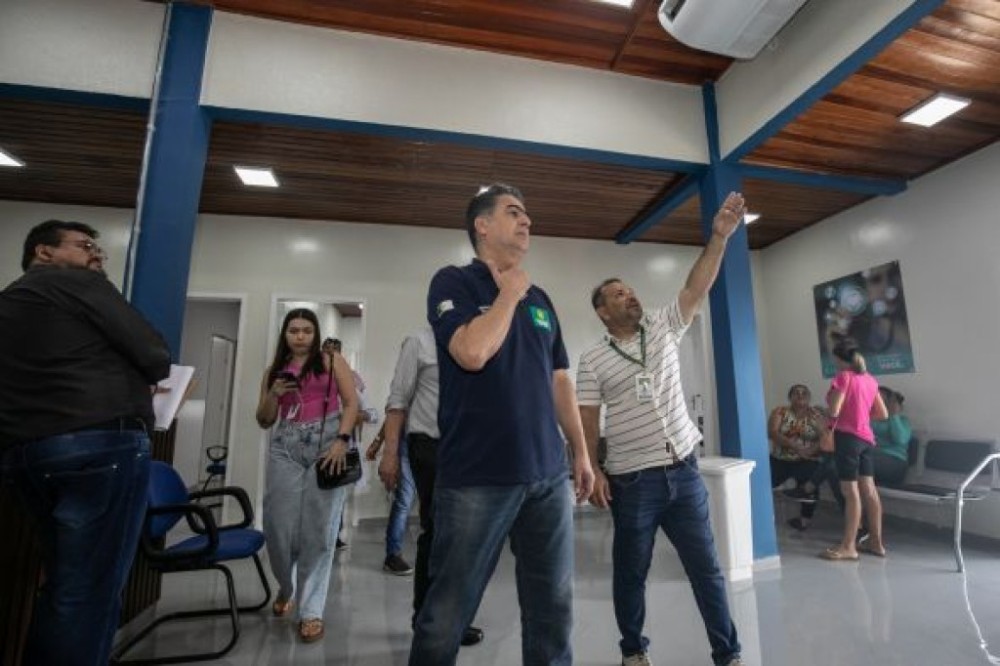Prefeito determina conserto de 'reforma' entregue no último dia da intervenção do Estado; banheiros estão sem portas, USF já alagou e registra falta de remédios