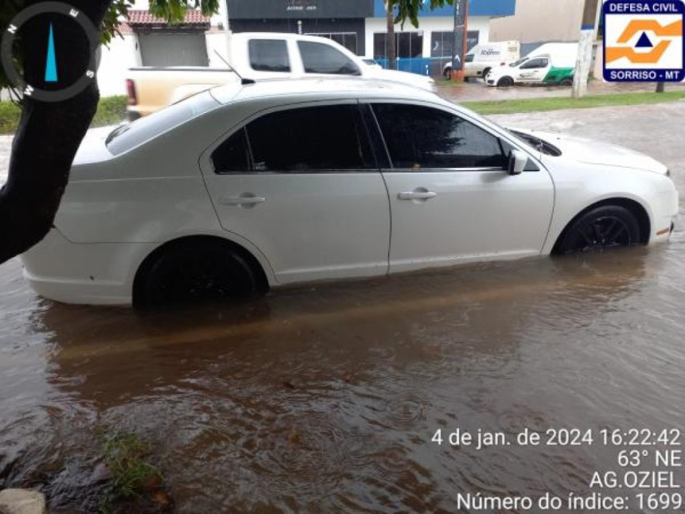 Chuva de quase 60 mm em uma hora causa transtornos em Sorriso