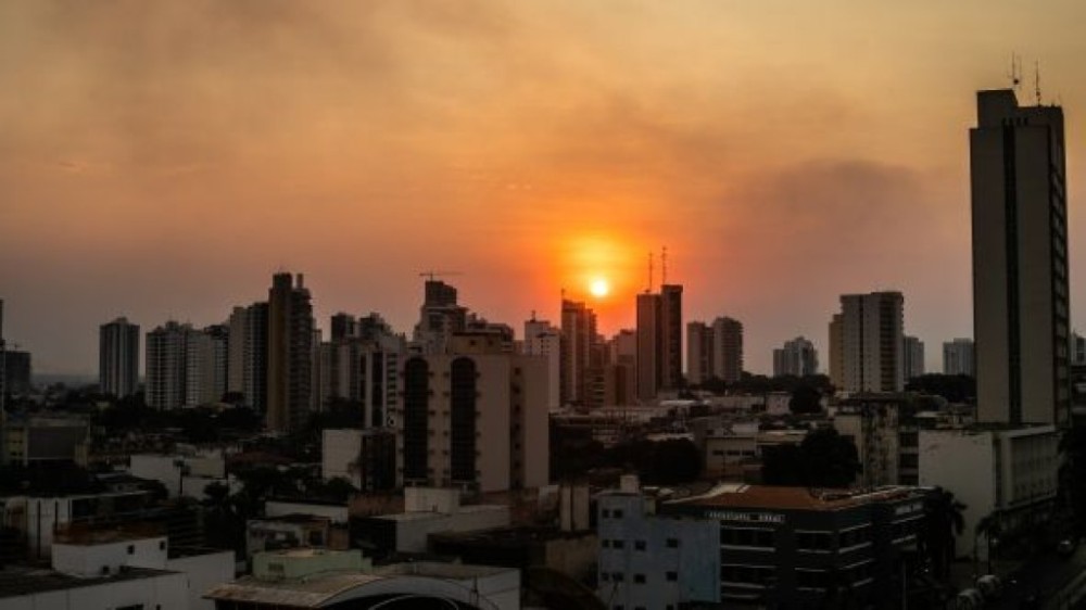 Veja apresenta reportagem sobre o calor extremo e repercute ações na educação, mobilidade urbana e respeito aos servidores da Prefeitura de Cuiabá