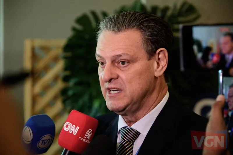 Ministro Fávaro é exonerado da Agricultura e retorna ao Senado para votar pacote do Governo Carlos Fávaro, que é senador da República, retornou nesta terça-feira (03) ao Congresso Nacional