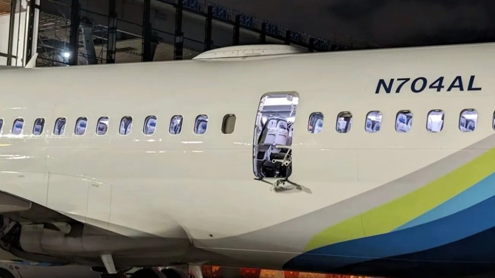 Modelo da Boeing que voou de 'porta aberta' é suspenso no Brasil