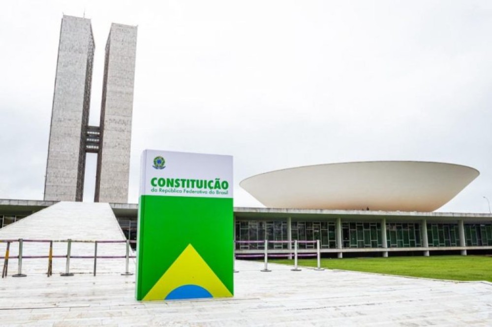 Constituição é exposta nas sedes dos três Poderes, para celebrar a democracia