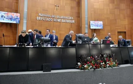 Deputados votam 27 vetos do Governo, mantém 23 e derrubam 3