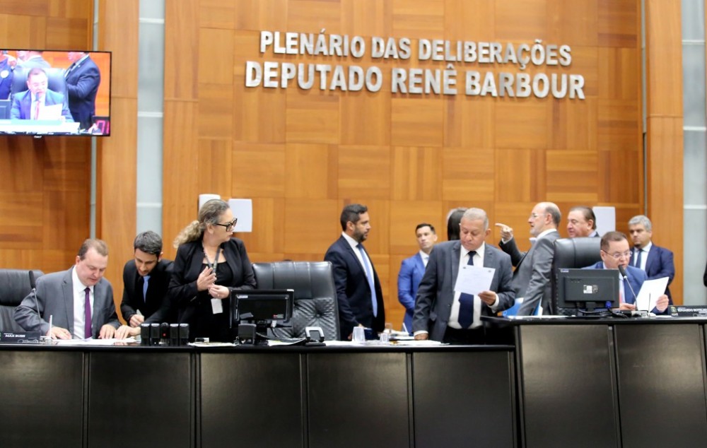 Deputados votam PLC da mineração e pedido de vista adia votação da LOA de 2024
