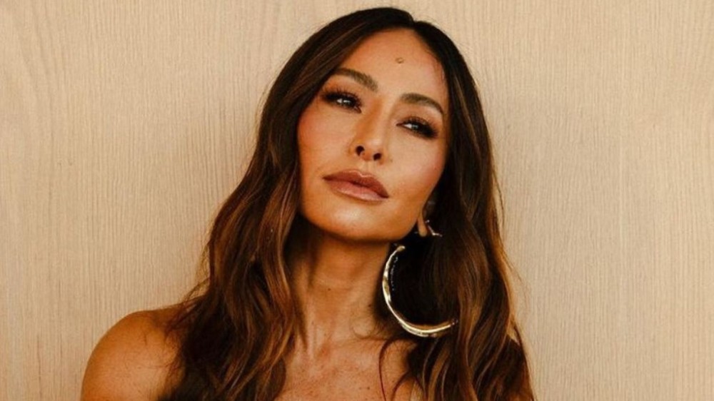 Sabrina Sato exibe clieque pra lá de enlouquecedor e agida web: ‘Muito gata’
