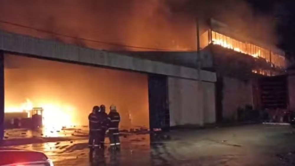 Vídeo: incêndio destrói galpão em Embu das Artes, região de SP