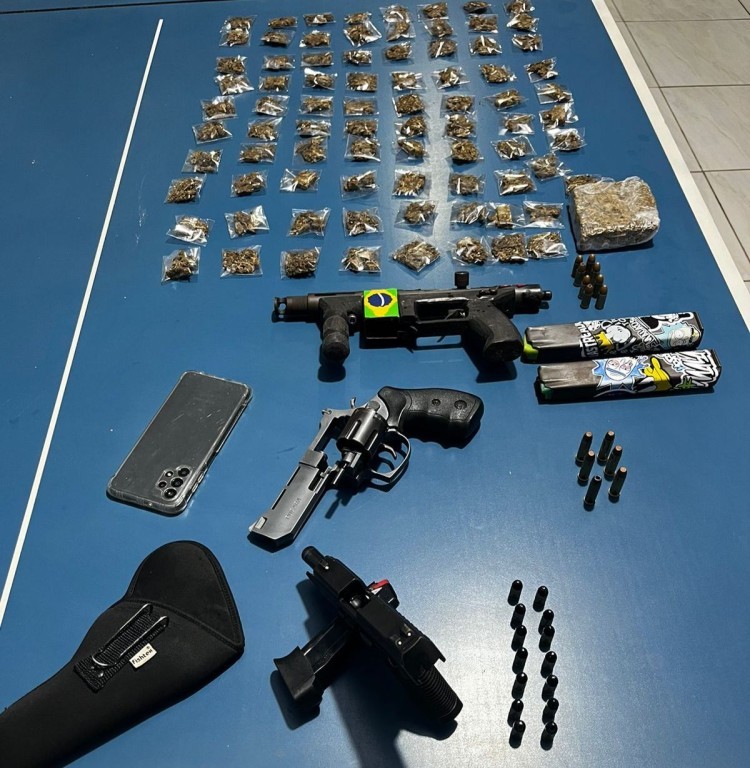 Dupla é presa pela PM com armas de fogo e porções de maconha em Mirassol d’Oeste