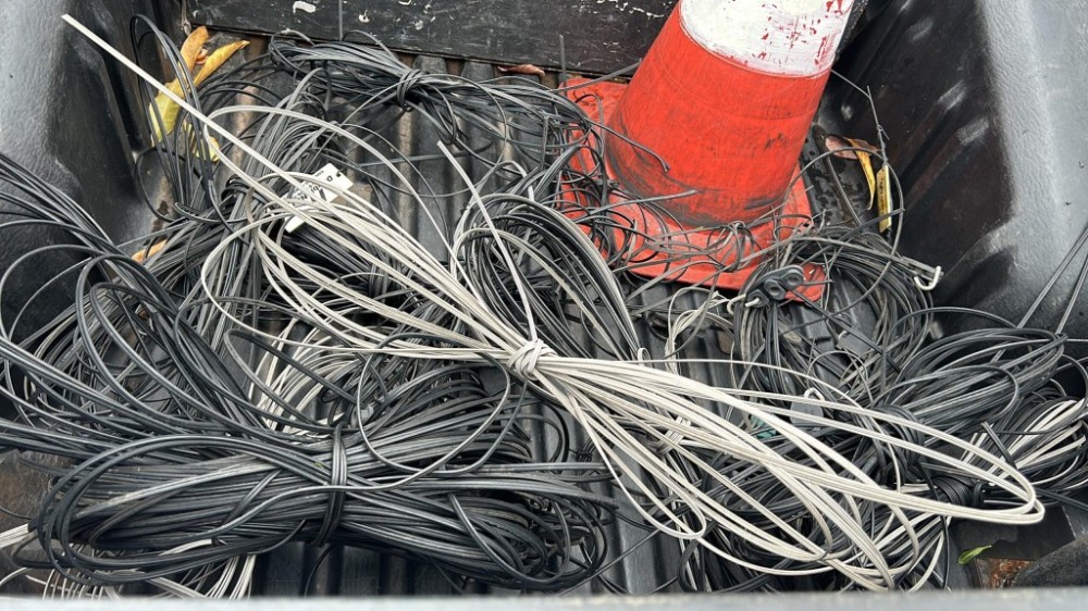 Limpeza de cabos e fios excedentes fixados em postes de energia é iniciada na região central