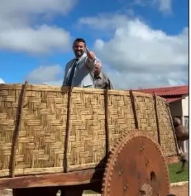 Prefeito chega para posse em carro de boi ; 'sem esquecer de onde vim'