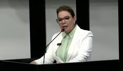Sem voto secreto, 6 vereadores se abstêm em votação de chapa feminina