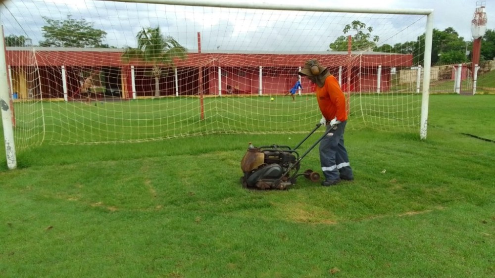 Prefeitura inicia trabalhos de revitalização do estacionamento e recuperação do gramado do Estádio Luthero Lopes