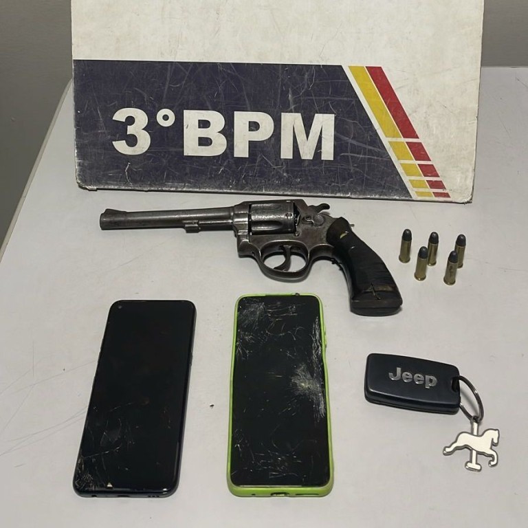 Polícia Militar prende dois homens e recupera carro roubado em Cuiabá
