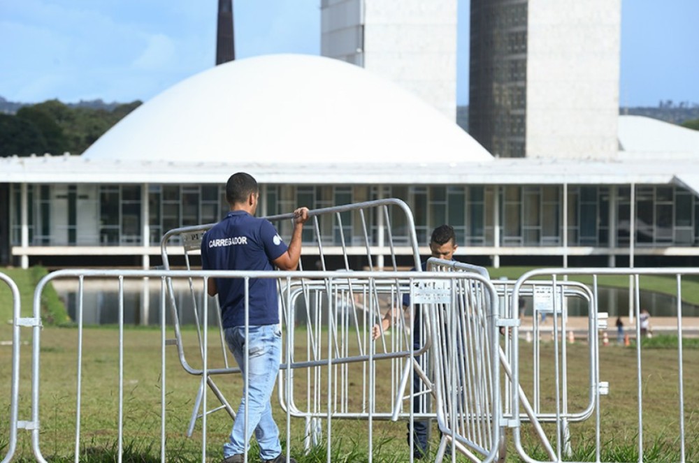 Grades de proteção ao redor do Congresso Nacional são retiradas