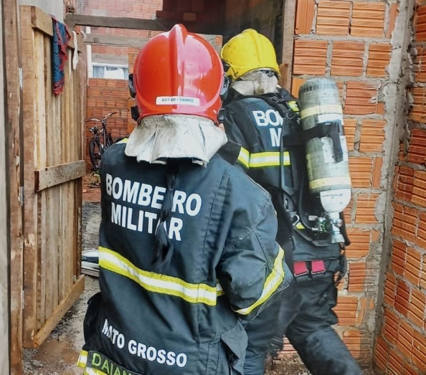 Corpo de Bombeiros combate incêndio em residência