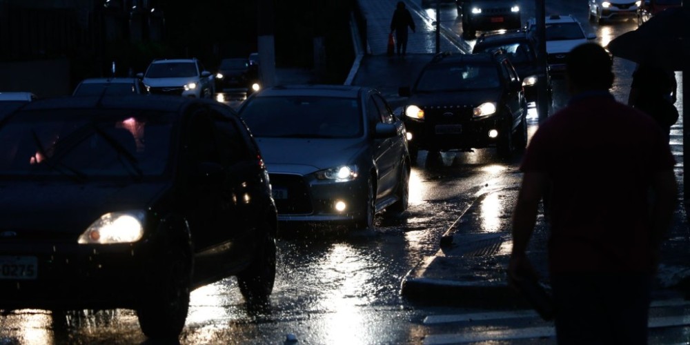 Milhares de pessoas ficam sem energia após temporal em São Paulo