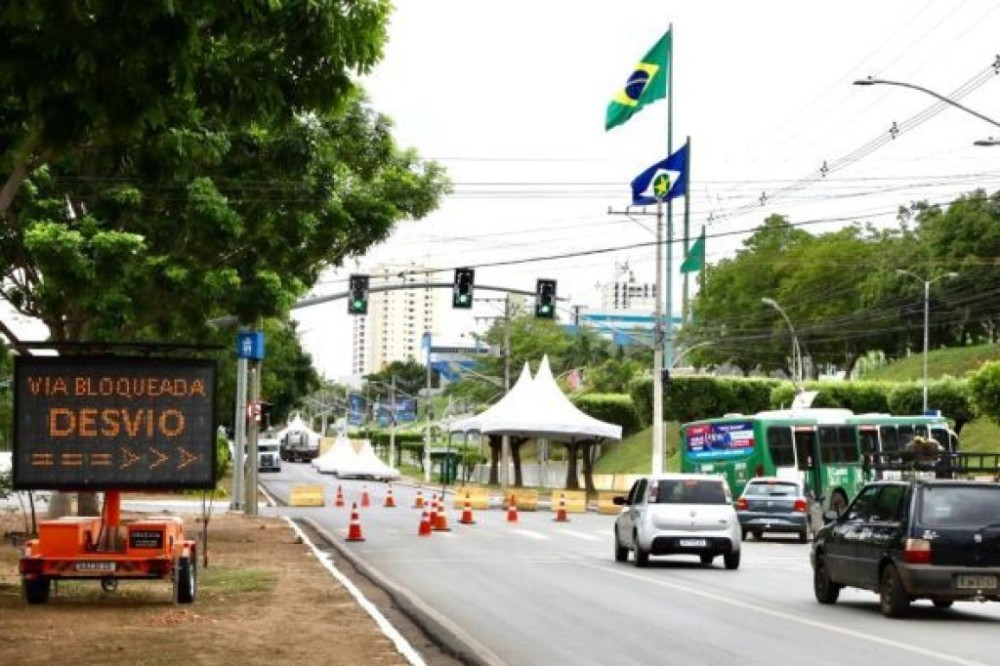 Trecho da avenida do CPA é bloqueado para corrida de Reis e agentes da Semob reforçam ações para garantir fluidez no trânsito