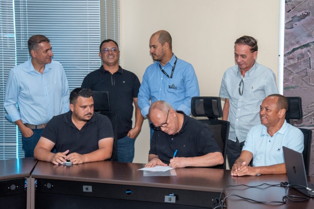 Prefeito assina ordem de serviço de construção da avenida Alfredo de Castro