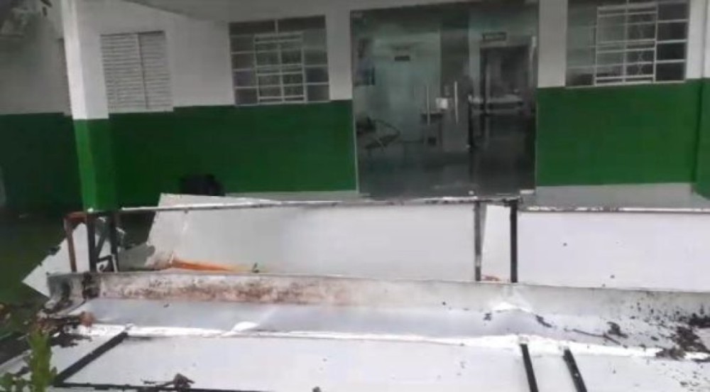 Fachada de unidade reformada recentemente pelo Gabinete de Intervenção do Estado desaba após chuva intensa