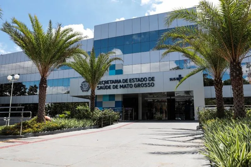 Desembargador manda penhorar salário de servidora para pagar condenação de R$ 527 mil Ela foi condenada a ressarcir os cofres públicos por irregularidades na condução do projeto “Faixa Azul” em Cuiabá