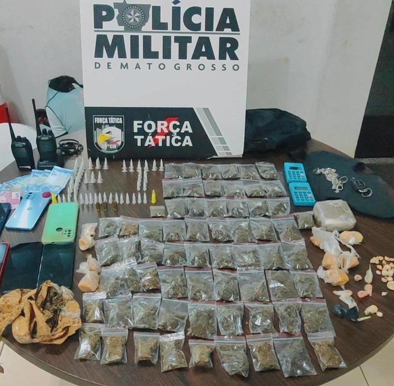 Força Tática prende dois homens e apreende adolescente com 70 porções de drogas