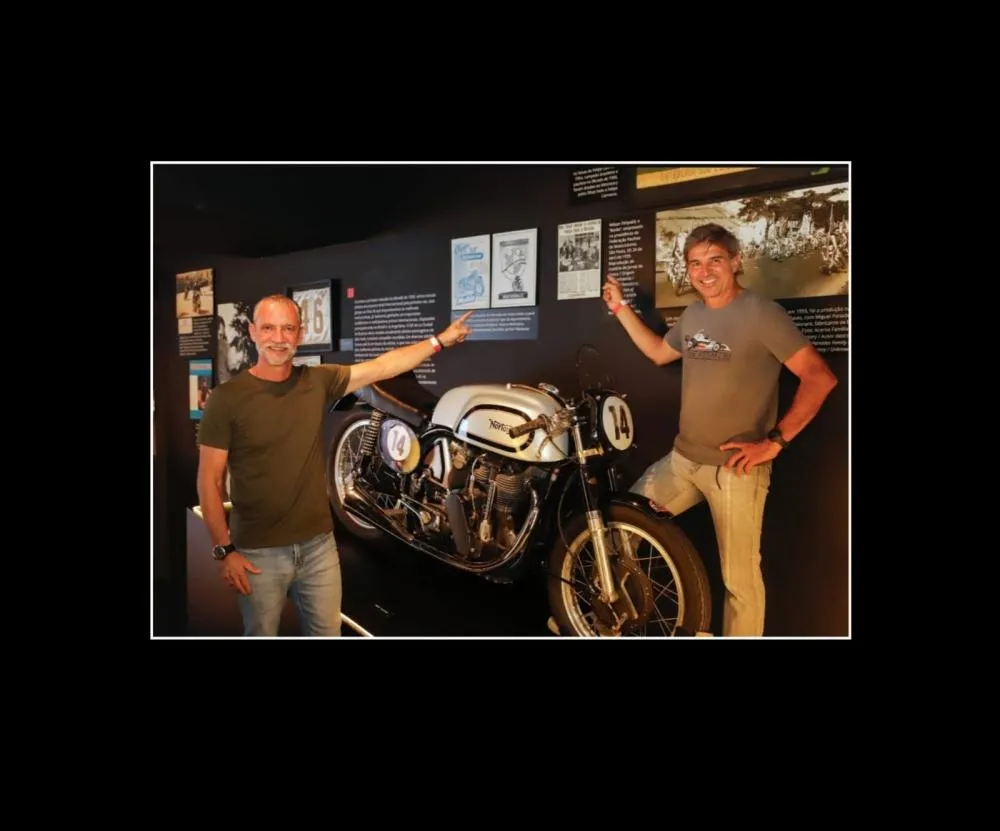 EM SP: Christian Fittipaldi visita a exposição “Duas Rodas e Uma Nação” no Farol Santander
