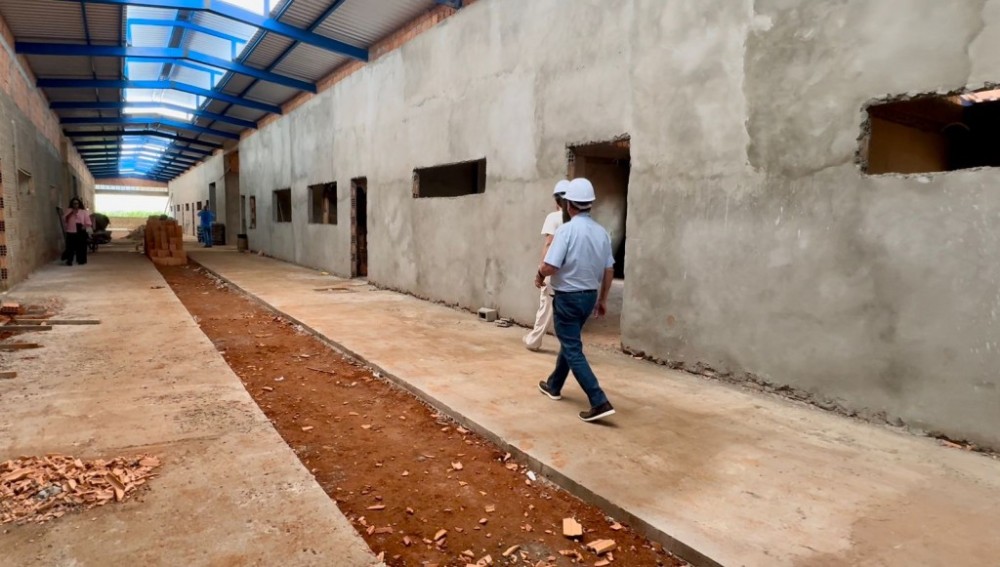 Prefeito vistoria construção de escola e destaca investimentos na educação