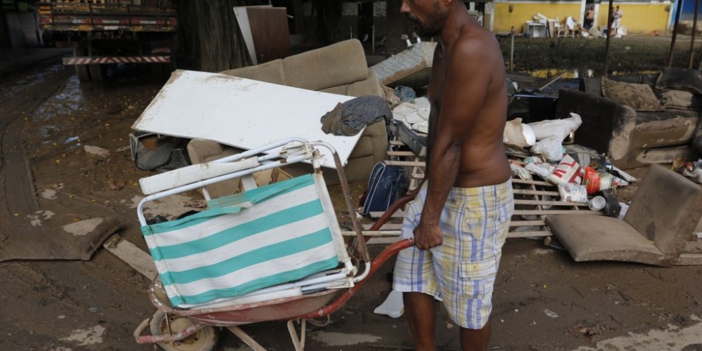 Em Belford Roxo, moradores tiveram as casas completamente inundadas