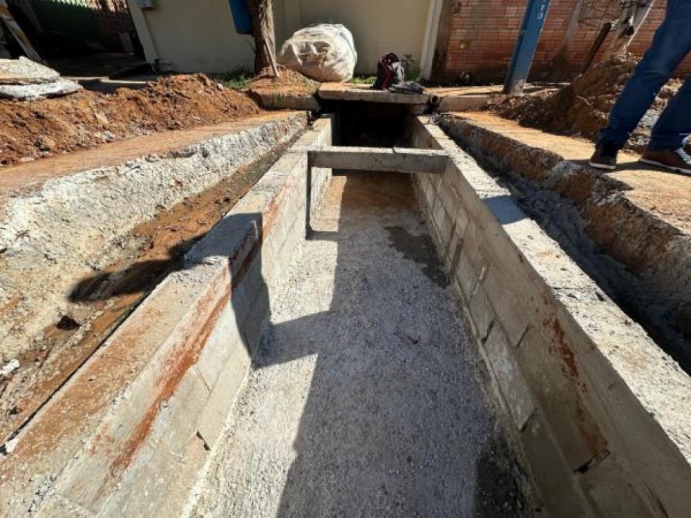 Prefeitura recupera drenagem, meios-fios e sarjetas de vários pontos da cidade