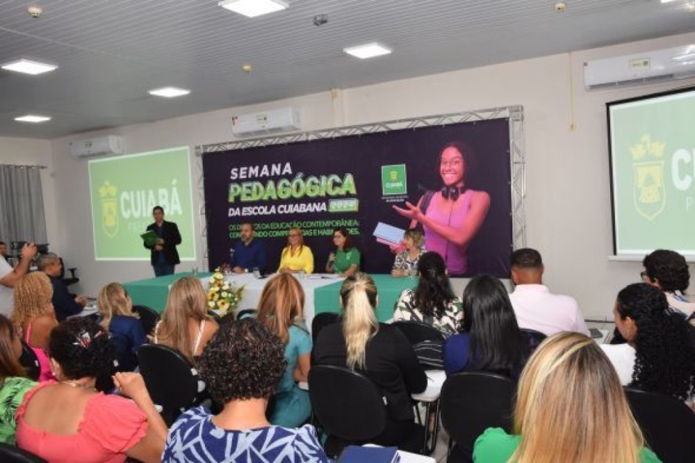 Secretária de Educação reúne diretores escolares no novo Centro de Formação da Escola Cuiabana