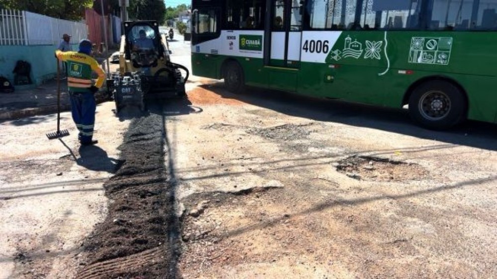 Operação de tapa-buracos atende bairro Santa Amália